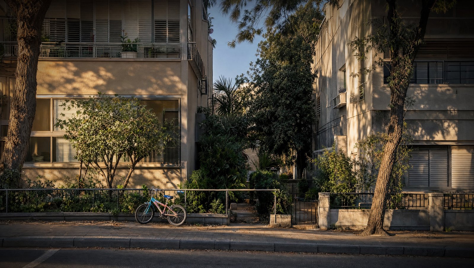 שני בנייני מגורים ברחוב שקט ואופני ילד ביניהם, ממחישים חלוקת זמני שהות בין שני בתים