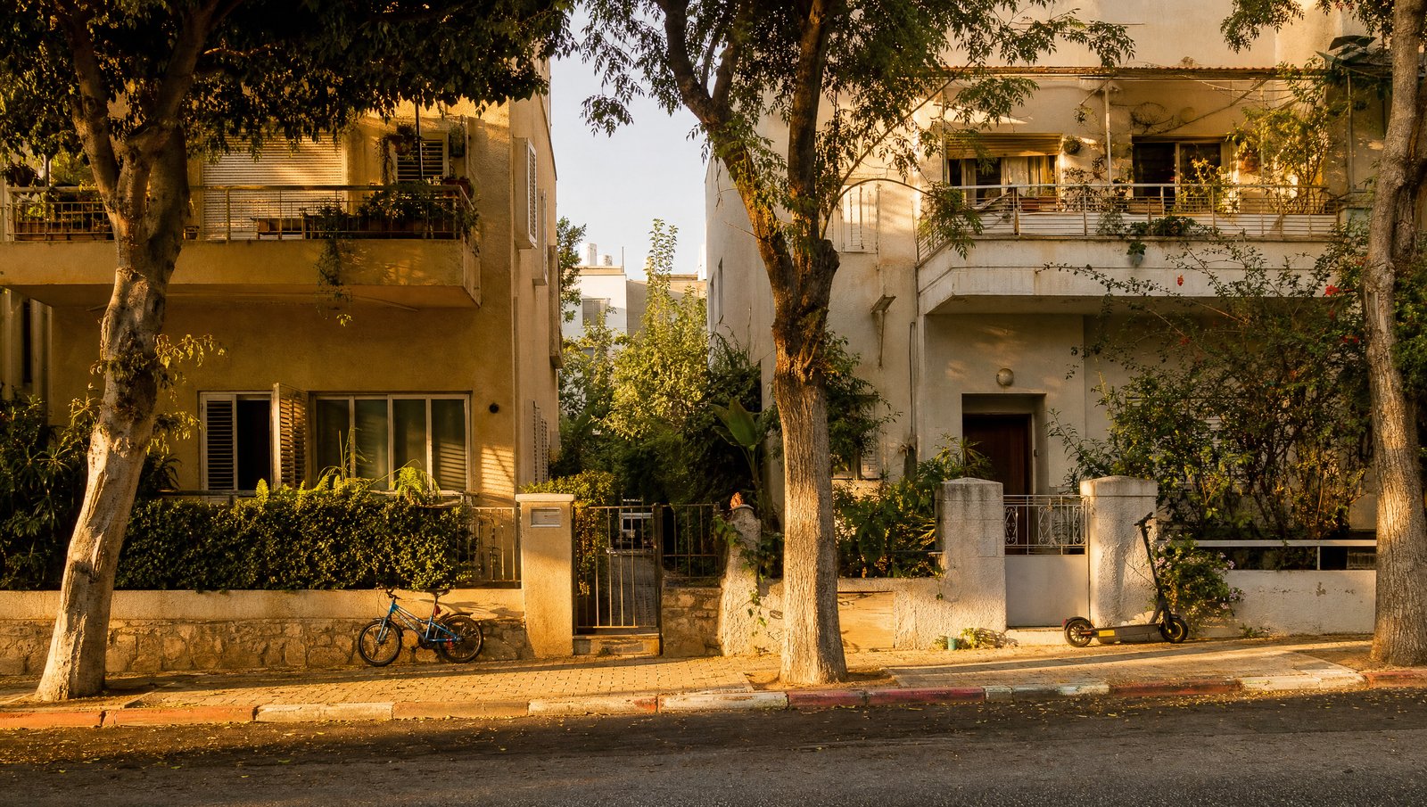 שני בתים ברחוב מגורים שקט, המסמלים את שני הבתים של ילד במשמורת משותפת