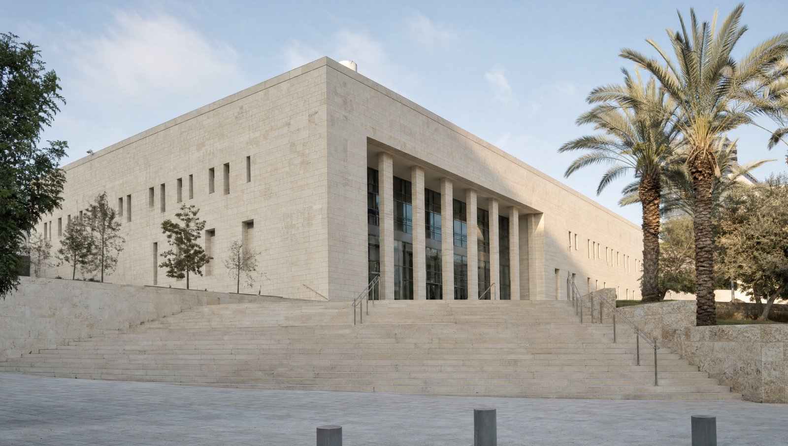 חזית בניין בית דין בתל אביב בשעת בוקר שקטה
